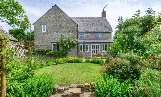 Littlebredy House | Rainbow Cottage - Four Bedroom House, Sleeps 8