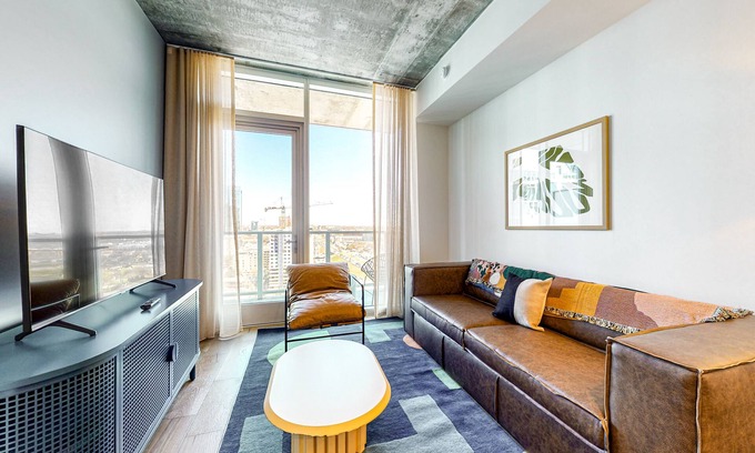 Rainey Street Historic District Condo | Rainey Street Luxe condo - skyline-view balcony - rooftop pool & gym