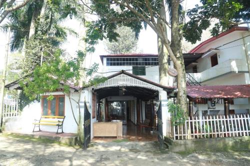 Yercaud Hotel | Rainforest inn