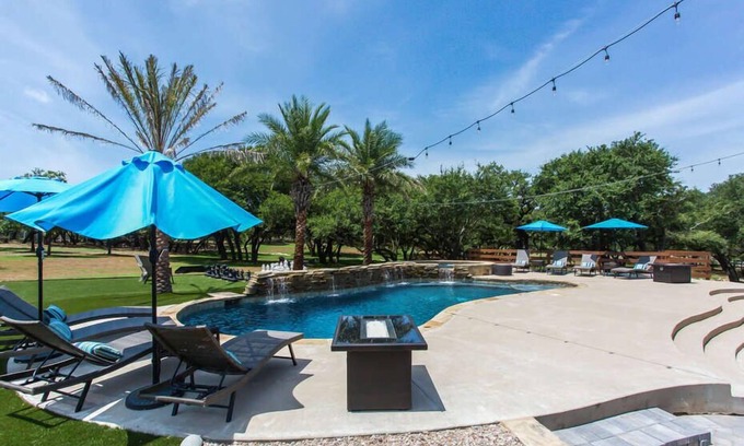 Dripping Springs House | Ranch Estate With Pool and 4 Hole Golf Course! Sleeps 24 - Luxury Vacation Experience!