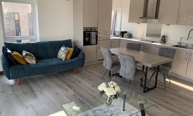 Harlow Apartment | Raphvin Apex Abode - bedroom apartment/parking