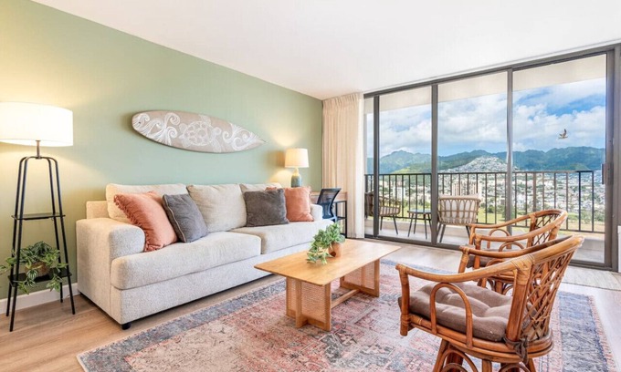 Waikiki Condo | [Rare] Mtn+Sunrise View | Walk Score 95 | Free Parking | Full Kitchen | Sleeps 4