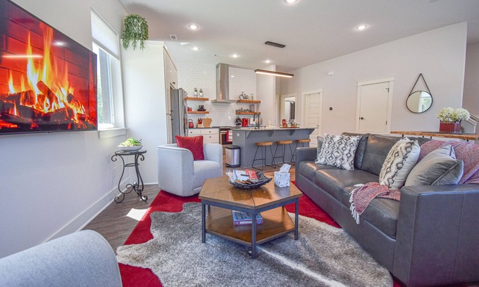 Fayetteville House | Razorblock South - 1 mi from DT - 3 blocks to UofA