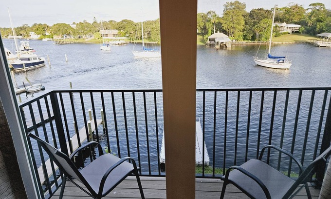 Tropic House | Real waterfront! Has everything. Near the airport, beach, shopping, and museums