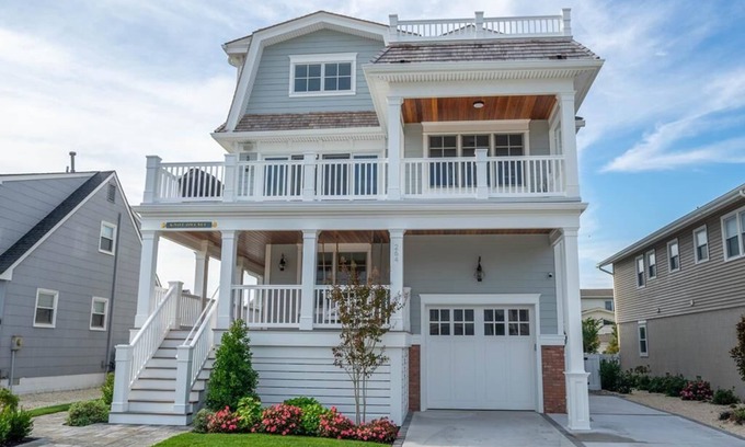 Avalon House | Recently Built, Well Maintained Home with a Pool