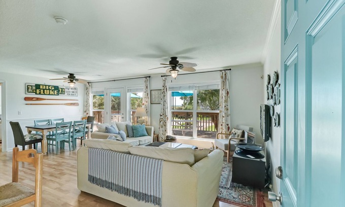 Fernandina Beach House | Recently redecorated and dog friendly. Oceanview and lots of parking which can be hard to find.