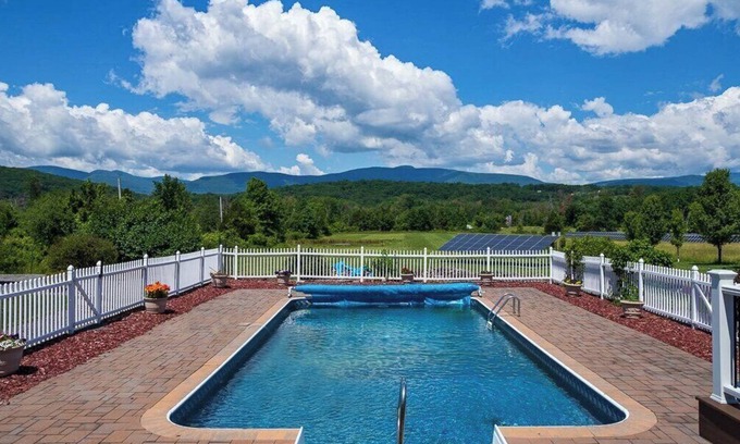 Saugerties House | Recently Renovated Mountain Home close to Ski Mountains of Hunter and.