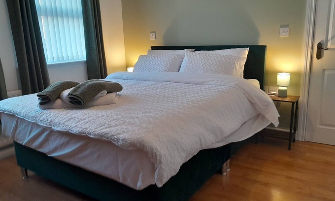 Coleraine House | RecentlyRefurbished-Sleeps8-FreeParking
