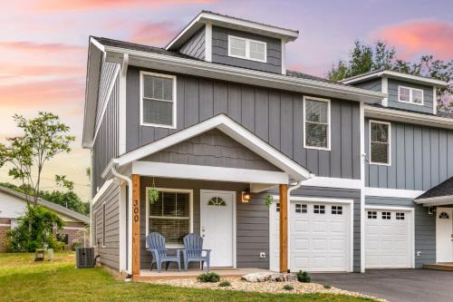 Asheville House | Red Bud Sycamore by AvantStay Custom Group Retreat w Patio