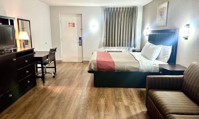 Norwalk Hotel | Red Carpet Inn Norwalk