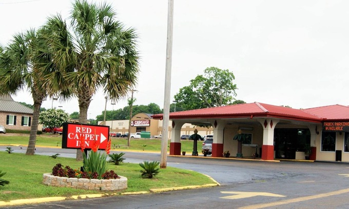 Natchez Hotel | Red Carpet Inn