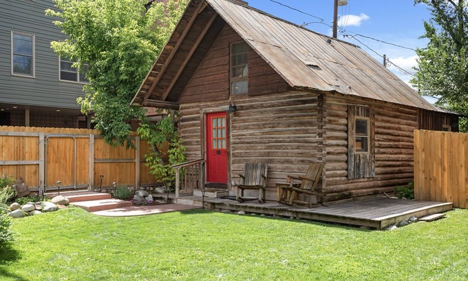 Carbondale Cabin | Red Door Hideout | D/T Carbondale, A/C, Lush Yard
