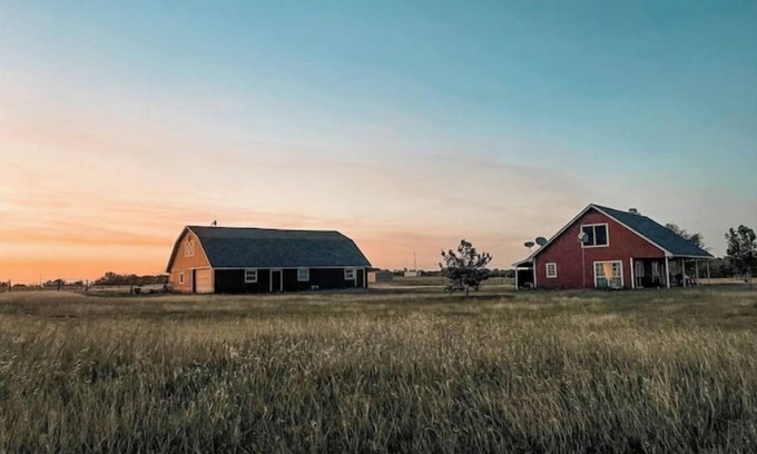 Mart Cottage | Red Farmhouse on 17 acres~20 min to Magnolia Silos