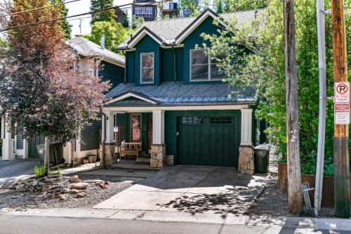 Downtown Park City House | Red Hawk by AvantStay Charming Cabin w Theatre Spa 5mins to Deer Valley Mtn