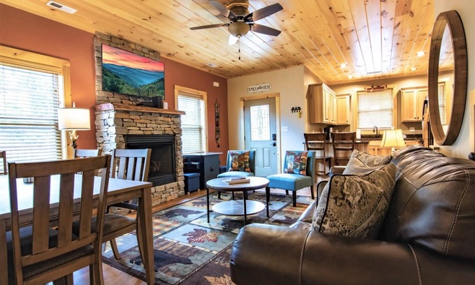 Gatlinburg House | Red Oak Hideaway - A 10 - min walk to downtown