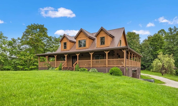 Rogers House | Red River Gorge Family Cabin + Hot Tub