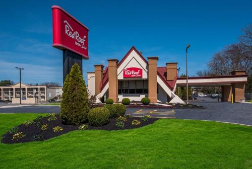 Yorkshire Hotel | Red Roof Inn and Suites Newark - University
