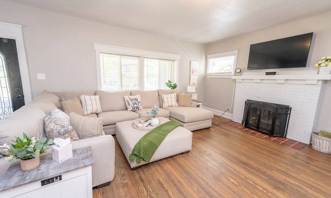 Michigan City House | Red Zen | HotTub-all yr | Firepit | Grill | DogsOK