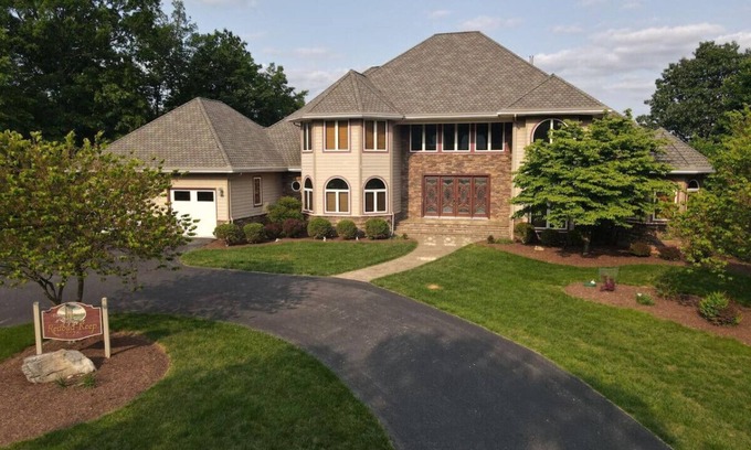 The Woods House | Redbud Keep - move theater, wifi, golf, view, recreation center access, grill