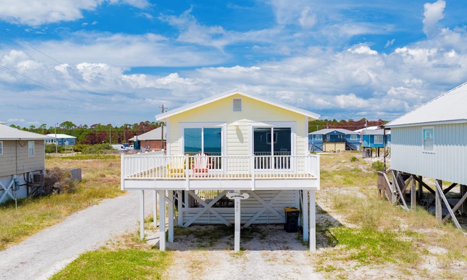 Fort Morgan House | Reduced Rate! SS Minnow *Pet-Friendly, Steps to Beach*