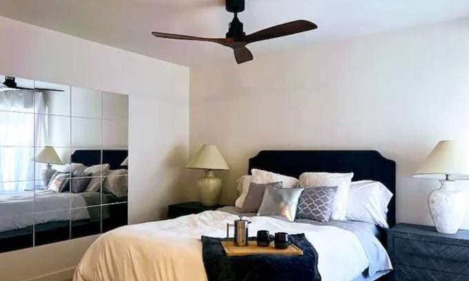 Jackson Park Condo | Redwood-nestled comfort