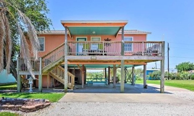Port O Connor House | "REEL CATCH" 5 minutes from BEACH & FISHING CENTER!