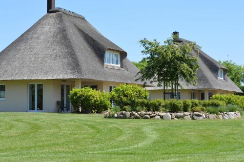 Staberdorf House | Reetdachhaus 1, inkl 2 Parkplätze