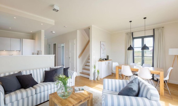 Kreptitz House | Reetland am Meer - Premium Reetdachvilla mit 2 Schlafzimmern, Sauna und Kamin E25