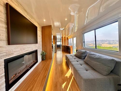 Joanopolis House | Refúgio estelar com vista para represa