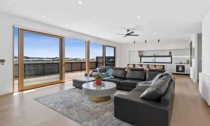 Queenscliff Apartment | Reflections at Lonsdale