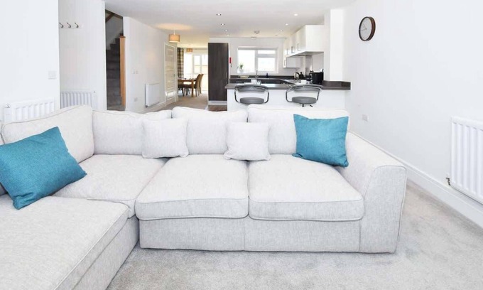 Hanley House | Regal House Summary: