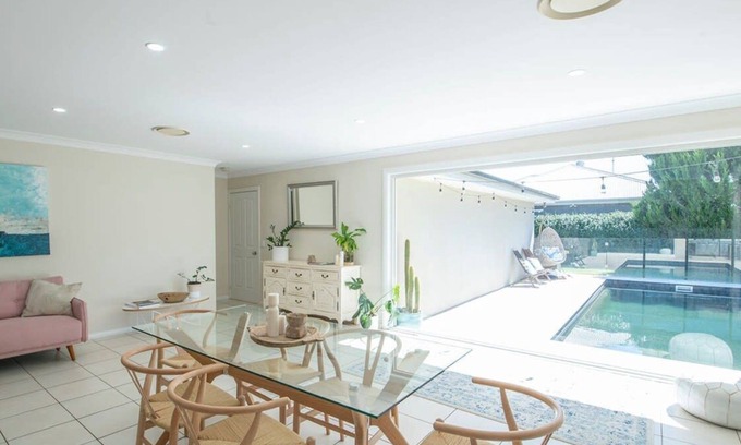 Dubbo House | Regand Retreat - Pool, Luxurious Family Home
