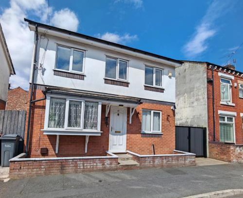 Manchester House | Regent House - Holiday Home With Free Parking - 5 Minutes Drive to Coop Live Arena, Etihad Stadium & Manchester City Centre