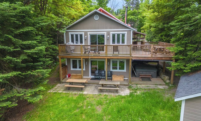 Saint-Faustin-Lac-Carre Ski Chalet | Relais familial: Waterfront and Spa
