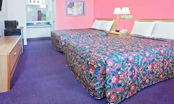 Muskogee House | Relax and Recharge in Knights Inn Muskogee! 4 Great Units, Pet-friendly Property