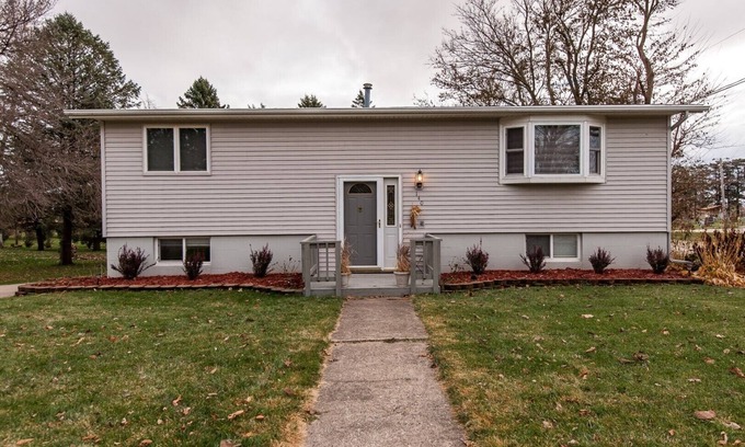 Lewiston House | Relax at Amelia's Place