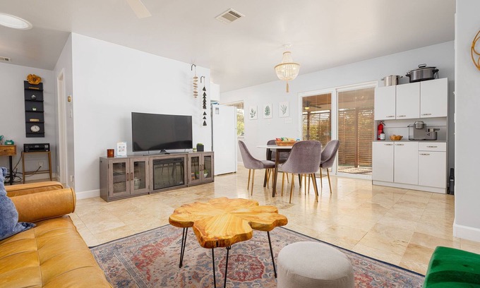 Helotes House | Relax at the Chiquita Casita: Hot Tub, Modern Decor, Covered Patio & BBQ