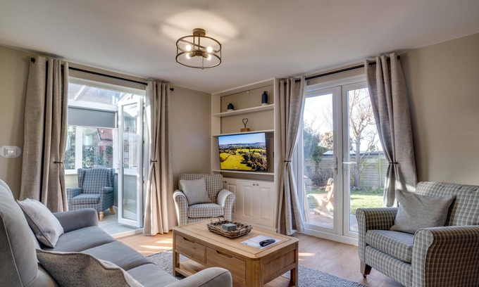 Malvern Cottage | Relax at the Foot of Malvern Hills, Fire Pit and Hot Tub. Cottage Updated 2023