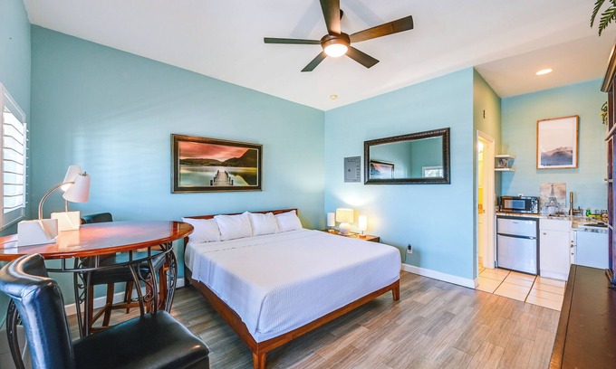Naples Apartment | Relax By Pool, Stay Near Parks: Naples Studio