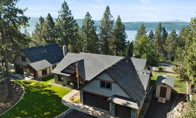 Coeur d'Alene House | Relax. Disconnect. Enjoy. Easy access to everything yet quiet and truly unique.