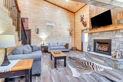 Forest City House | Relax Fireside! Cabin 12 Mi to TIEC Winterfest