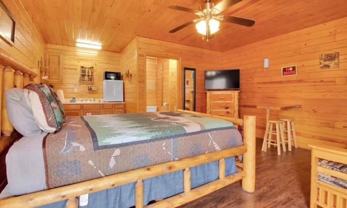 Gatlinburg - Pigeon Forge House | Relax in a Mountain Cabin in the Smokies, Gatlinburg