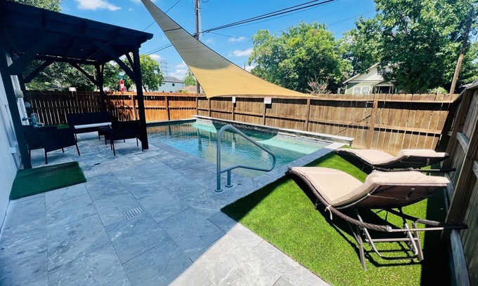 Northside House | Relax in HTX POOL,15ppl, 4br, 4b. Located in the Heart of Houston