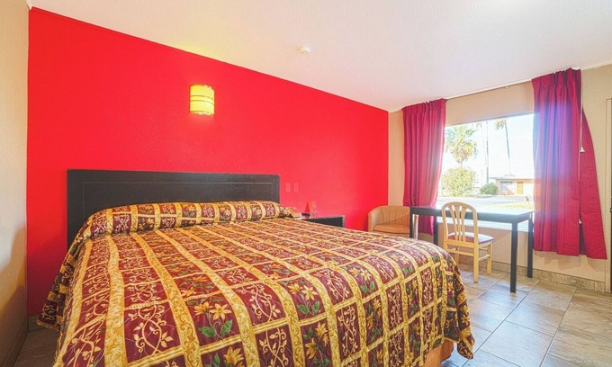 Weslaco Hotel | Relax in King Room | Budget-Friendly & Ideal Weslaco Short Stay