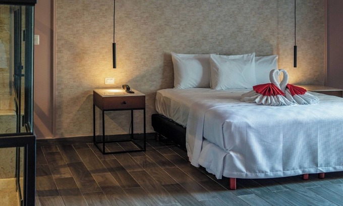 Centro Hotel | Relax in Mérida | Mid Suite with WiFi, AC, and Central Access to Local Hotspots