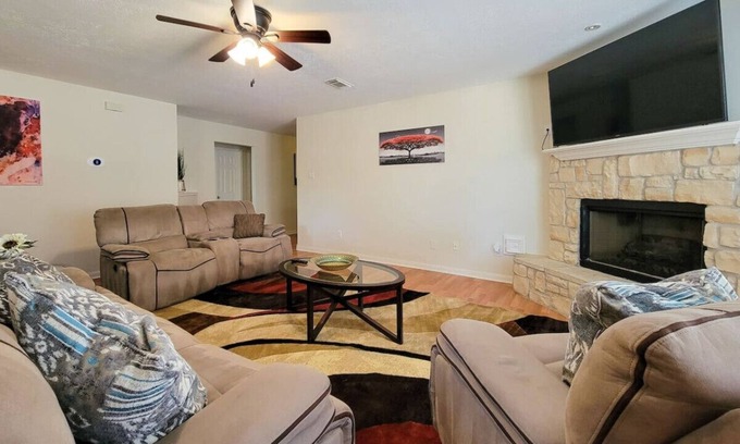 Barker House | Relax & Unwind: Cozy Fall Home w/Fast Wi-Fi