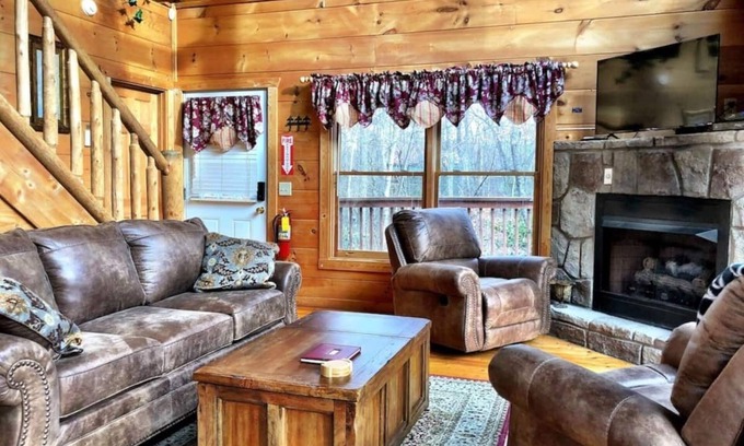 Gatlinburg - Pigeon Forge Cabin | Relax with a VIEW Hot tub Pool table Fireplace, Pigeon Forge Gatlinburg