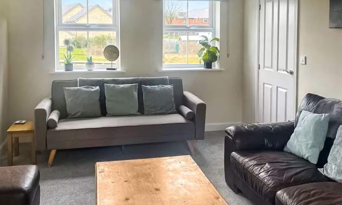 Buxton House | Relax with the whole family in Buxton at this modern and peaceful place to stay.