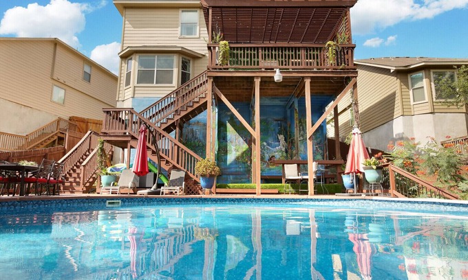 West San Antonio House | Relaxation & amazing views that will have you feeling like you’re in Paradise