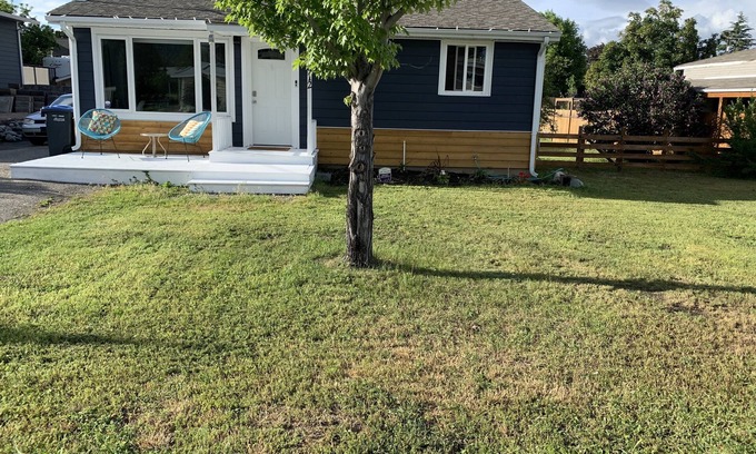 Okanagan-Similkameen House | Relaxation Awaits- Book Downtown Oasis Today!